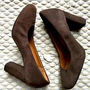 Clarks, very comfortable, worn a couple of time. 6.5